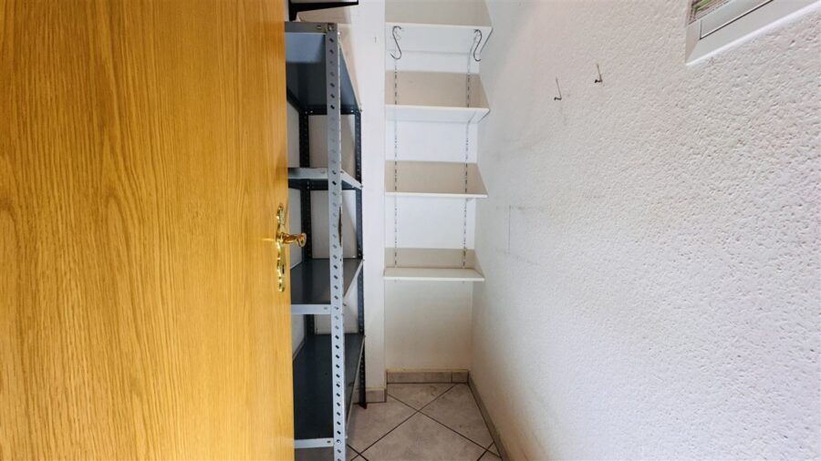 Gepflegte Etagenwohnung in hervorragender Wohnlage mit Carport und großem Balkon - Vorratsraum